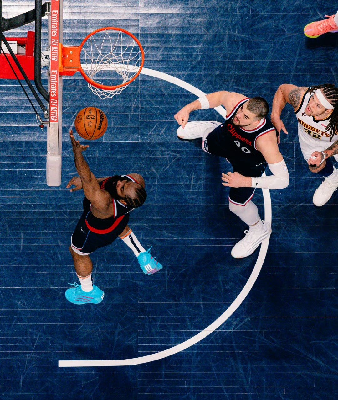 爱游戏-关于比赛局势复杂首场状态出色，掘金观众沸腾！，哈登重返赛场赛场气氛高涨的信息