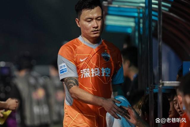 爱游戏-赛后中超传出新动向；上海申花更衣室发声；管理层表态：更衣室稳定；控场能力受关注的简单介绍
