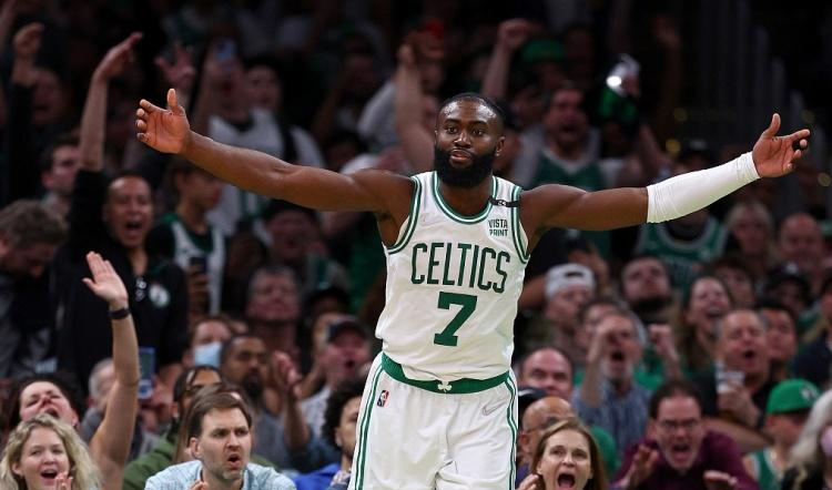 爱游戏-塔图姆新星绝杀表现惊艳，巴塞罗那未来可期！的简单介绍