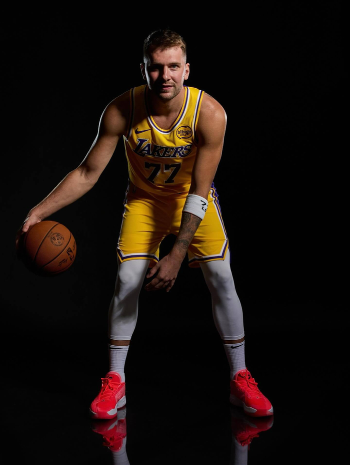 爱游戏-关于东契奇回归赛场，回归赛场首场状态亮眼，IG观众沸腾！的信息